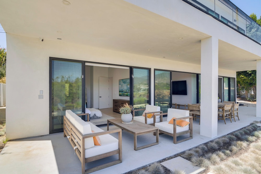 1 Mi to Point Dume: Mtn-view Escape w/ Patio!