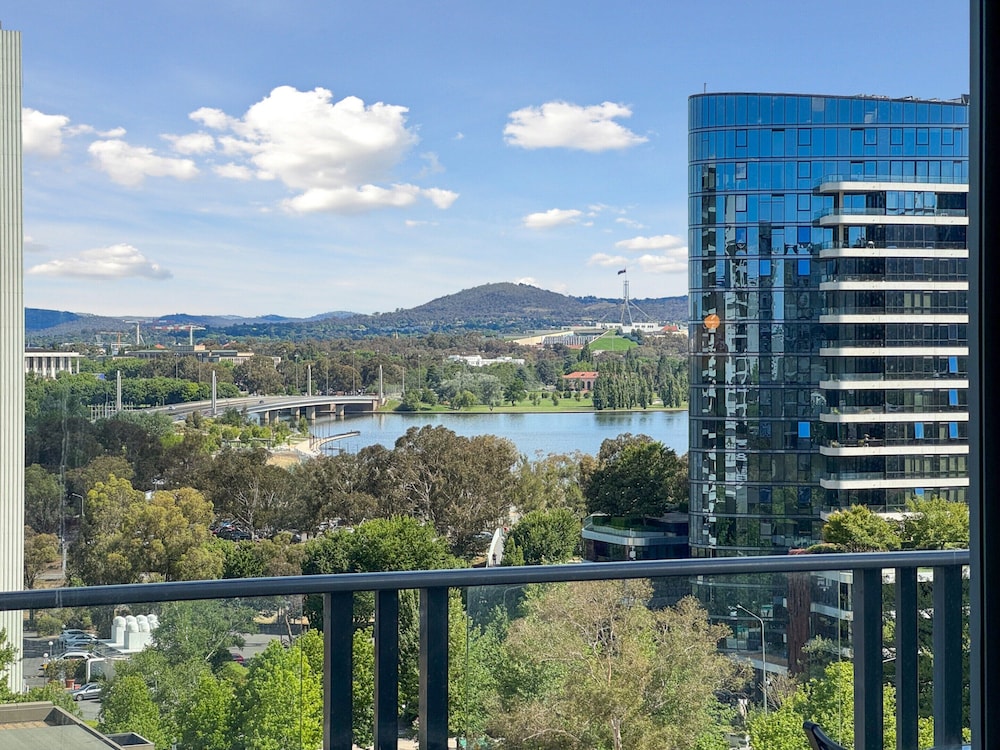 Glorious Central Canberra 1-bed With Pool & Sauna