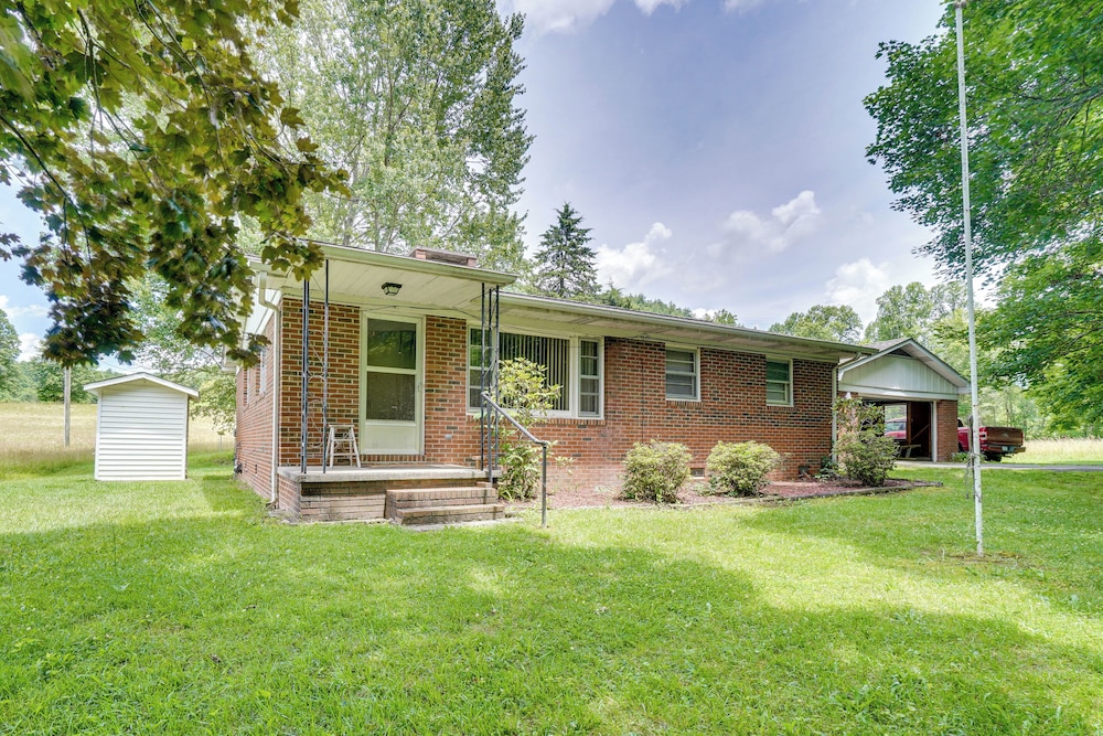 Robbinsville Retreat - Creekside Home w/ Deck!