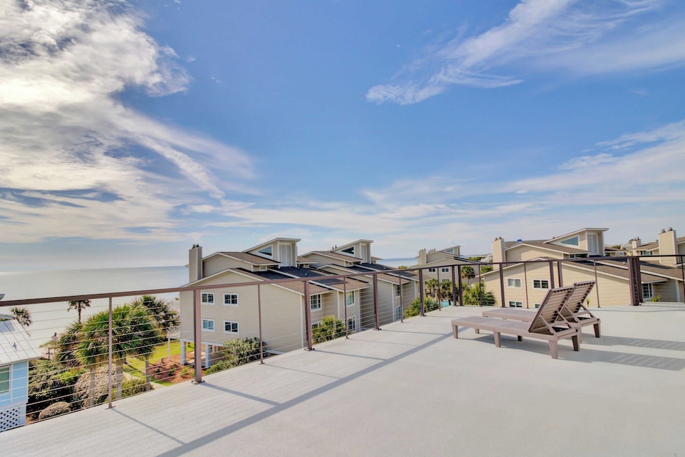 7 Beachwood East by Avantstay Steps to the Beach Ocean Views, Hot Tub, 7bdr
