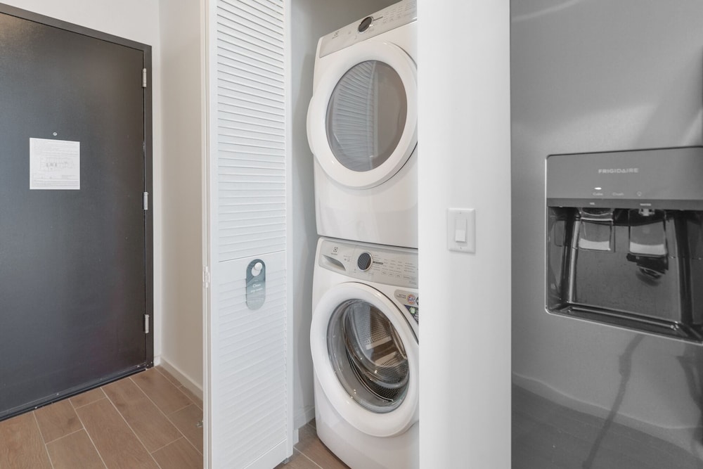 Views Apartment Near Bayfront Park