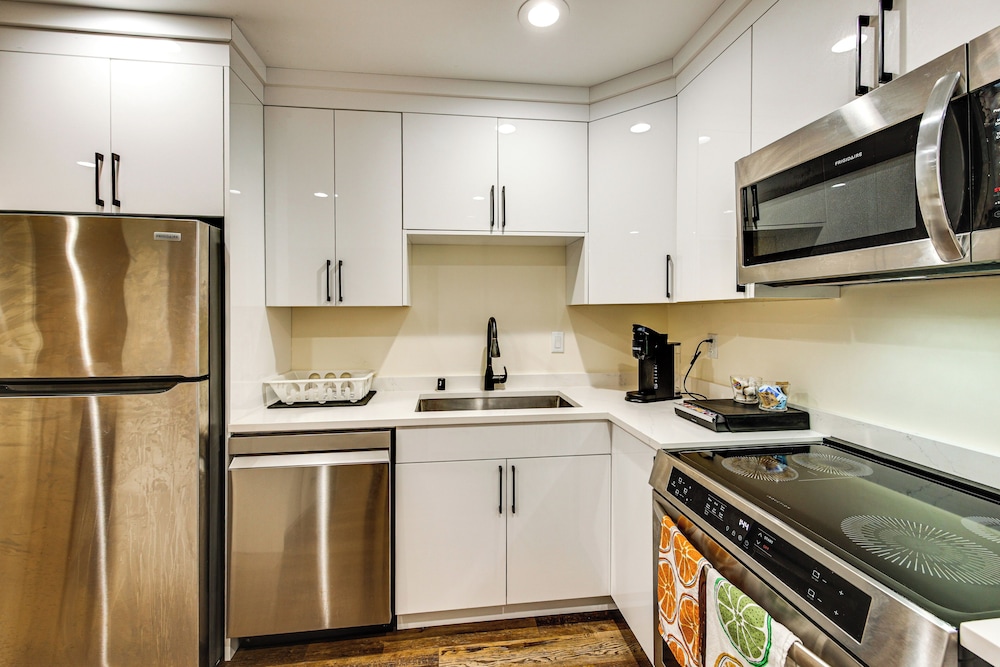 Quiet PNW Base: Walkable Apt in Normandy Park