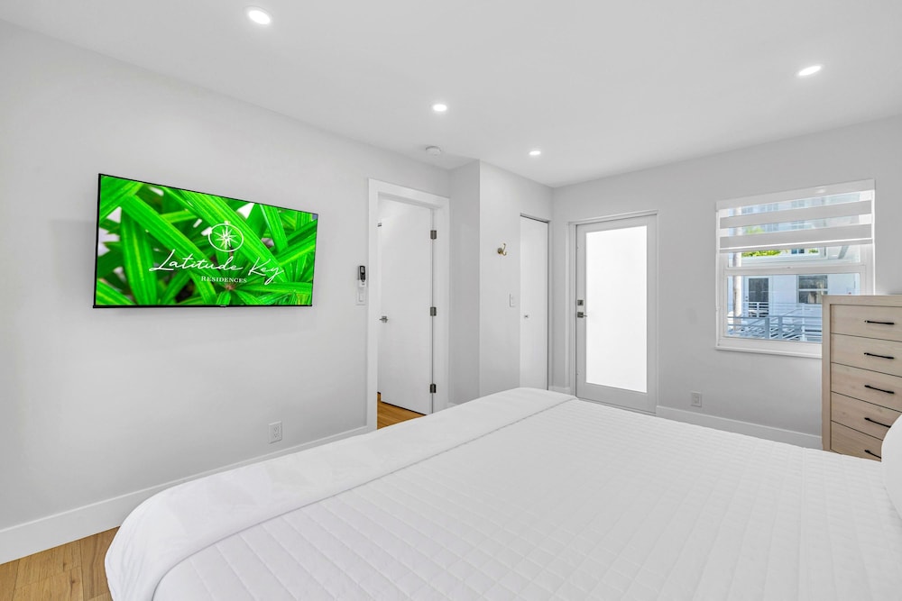 Beach Condo King Bed Lush Patio w BBQ Birch Key Eight