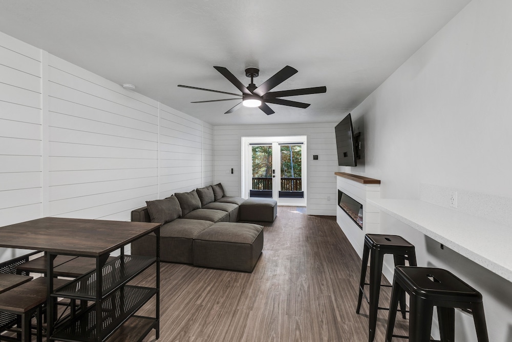 Beaver Vacations - Beautiful Ski-in/ski-out Condo Located On The Eagle Point Resort! 1 Bedroom Condo by RedAwning - Property Image 7
