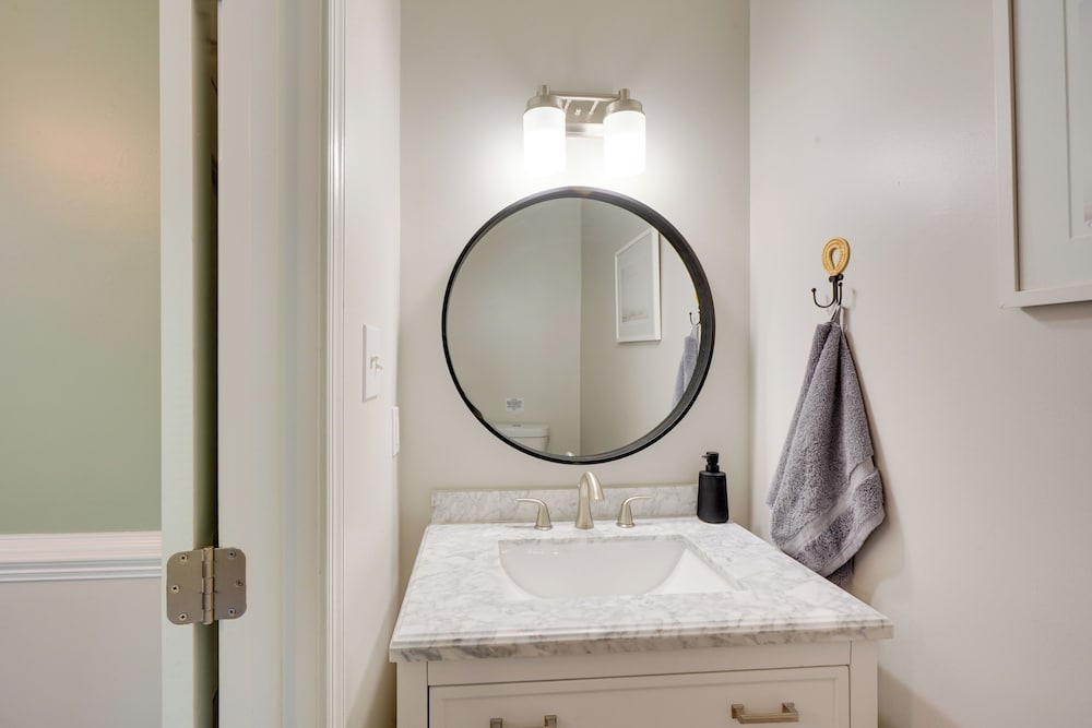 7 Mi to Dtwn Raleigh: Townhome w/ Deck!
