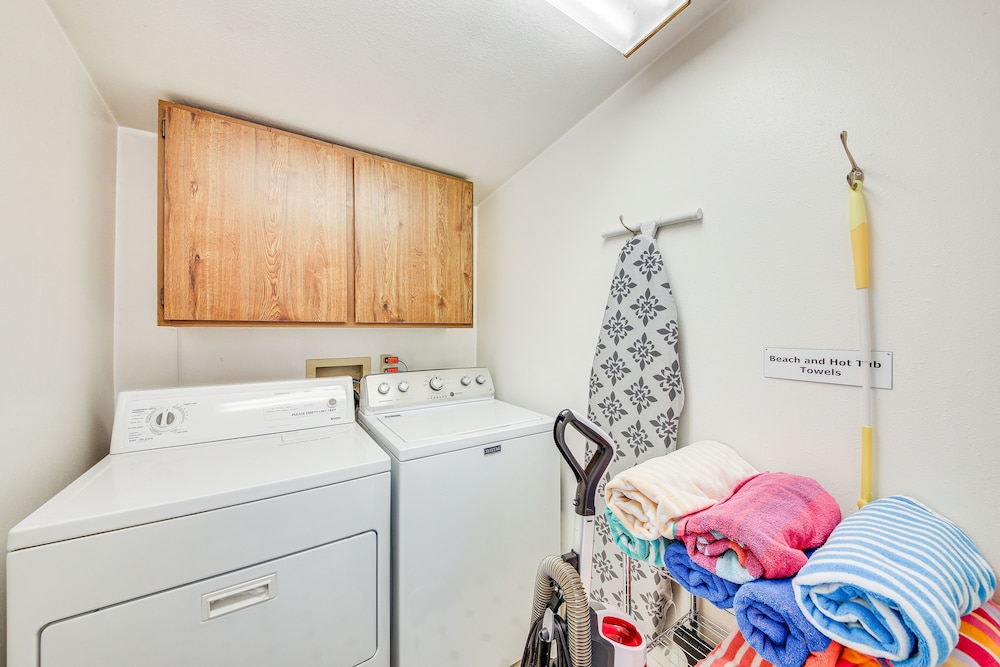 Charming Sagle Retreat w/ Hot Tub  Cozy Fireplace - Property Image 4