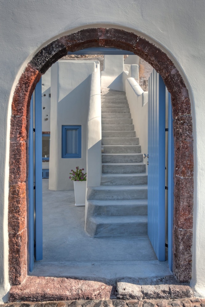 Luna Santorini Suites