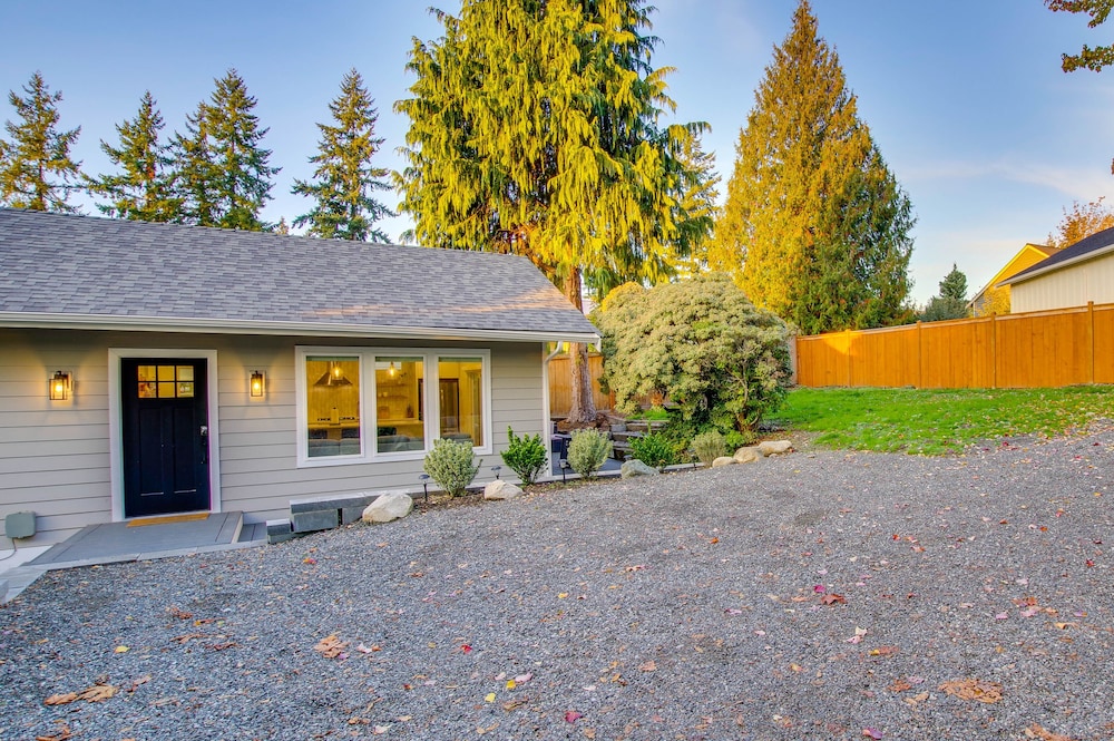 Modern Kirkland Home w/ Private Yard & Fire Pit! view 5