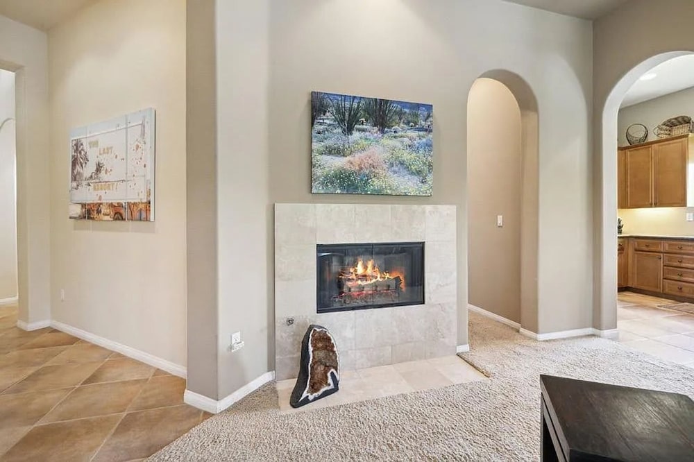 Stylish 2BR w Spa Patio