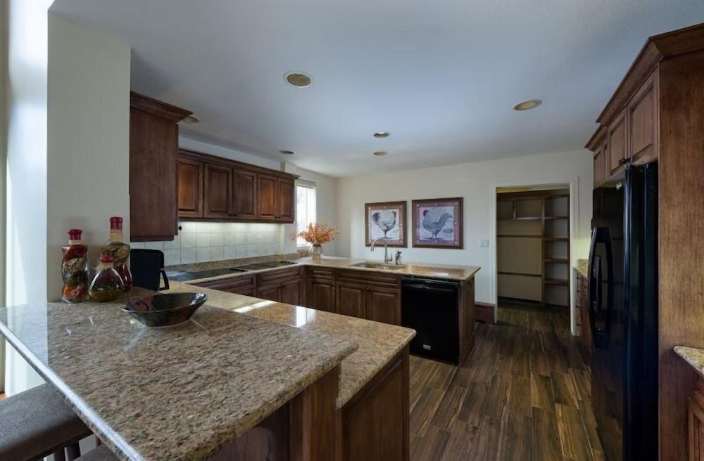 Vail Village 3 Bedroom Condo at the Covered Bridge - Pool, hot tub & More!