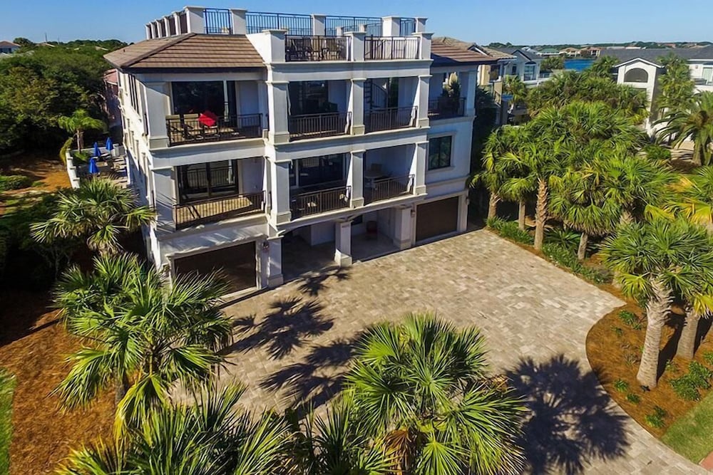 Big House by the Sea 8 Bedroom Holiday Home by Five Star Properties