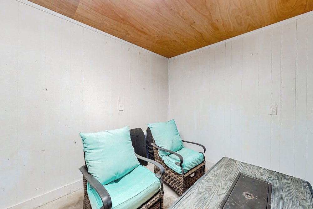3BR Next to Park w/ Large Yard, AC & W & D