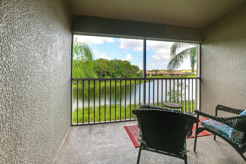 Lake View & Screened Balcony: Estero Getaway!