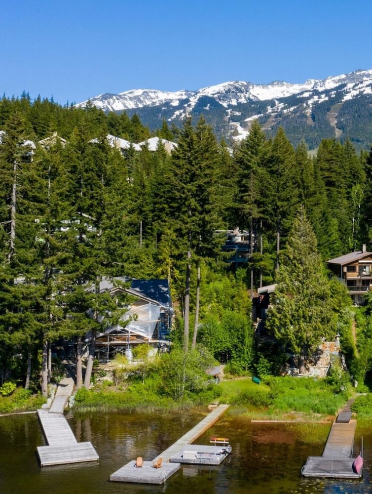 Lakefront Chalet with private dock - Image 1