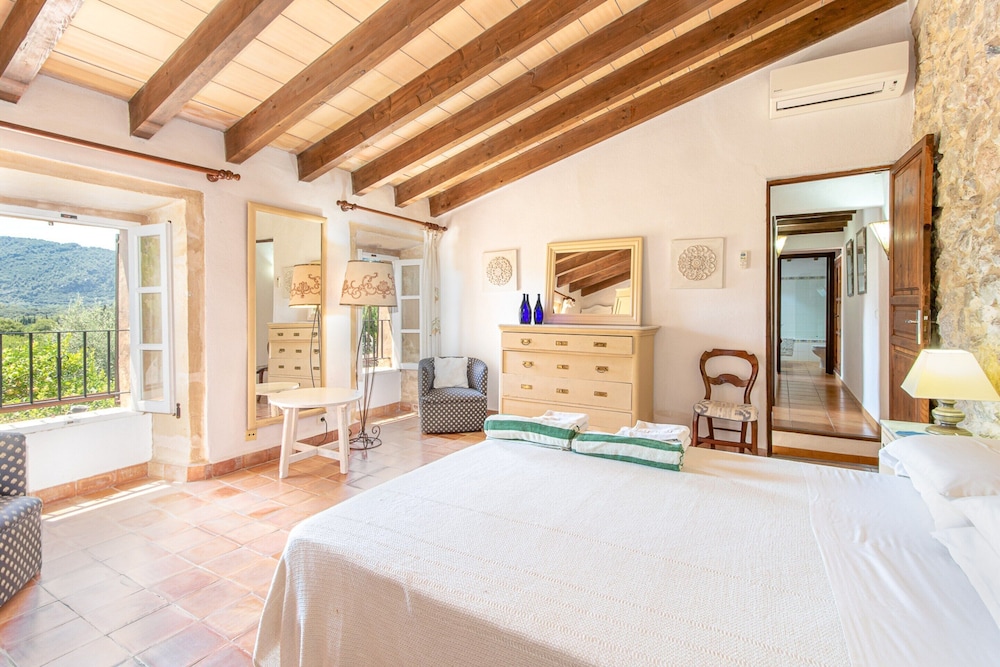 Traditional Charm With Private Pool