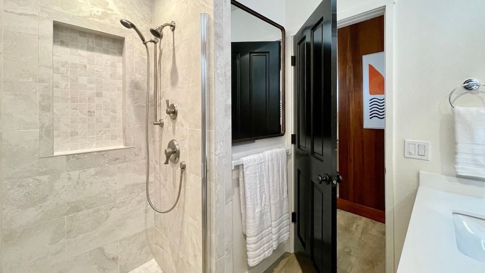 Sophisticated Oceanfront Retreat - Air-conditioned - Walk to Beach - Vrkcv