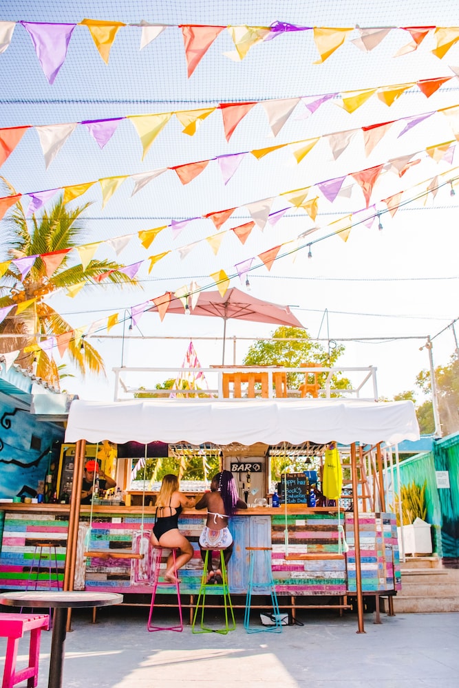 Wonderland Hostel By GB Collection