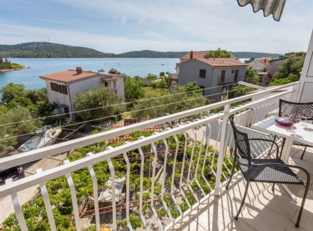 Cozy Seaview Retreat A & M Apartments