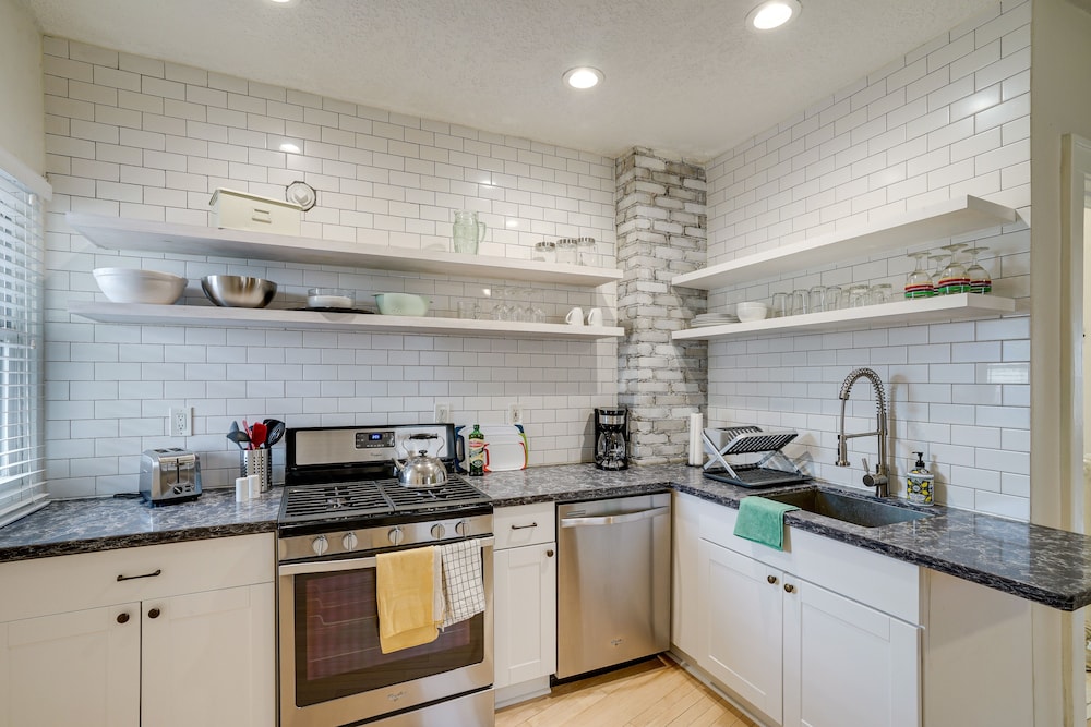 Bright Minneapolis Apartment - 1 Mi to Downtown!