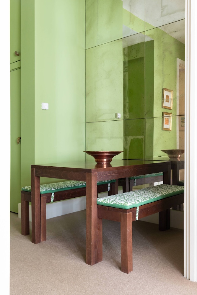Southwell Gardens II by Onefinestay