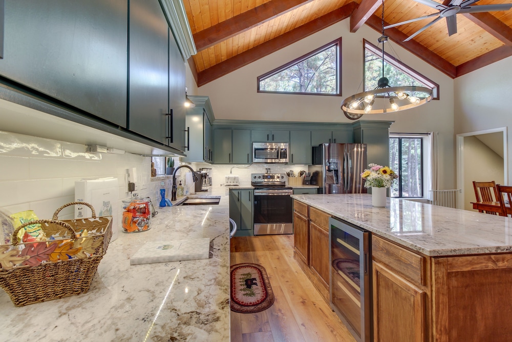 Game Room, Fire Pit, Deck: Remodeled Pinetop Cabin