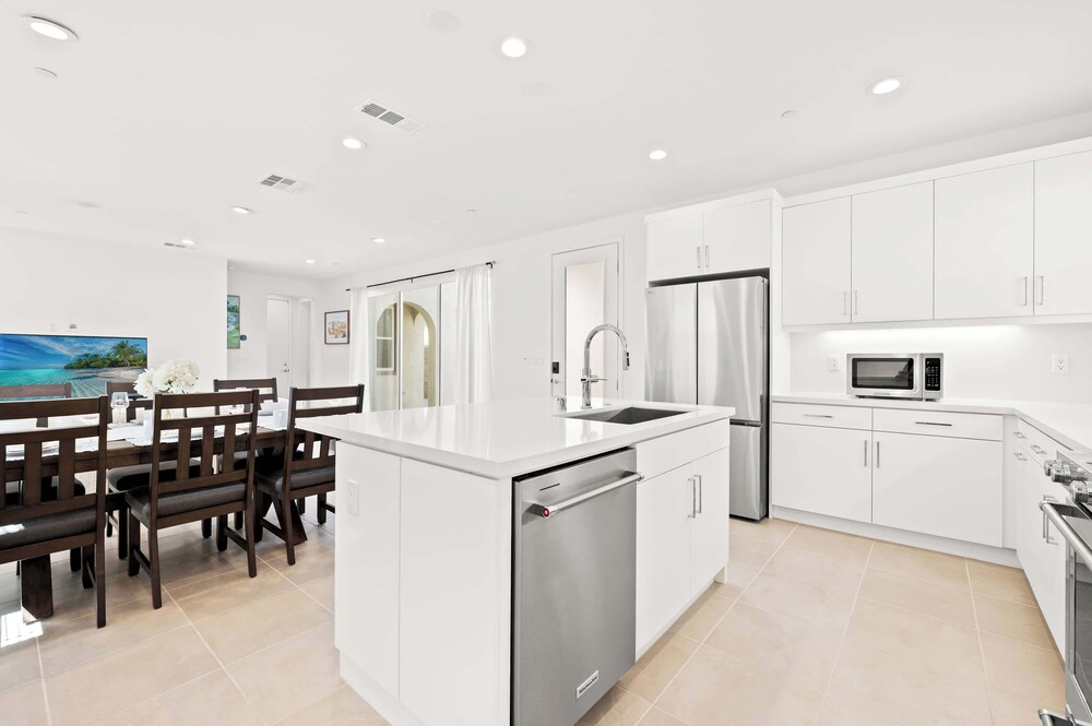 Stylish 3BR Oasis in Palm Desert Near El Paseo Zoo