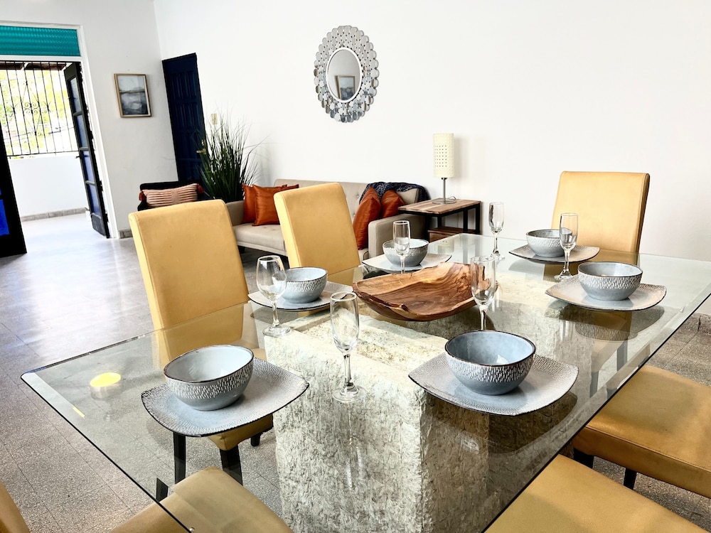 3BR 2BA Balconies Hip Lo za Beach Caf s