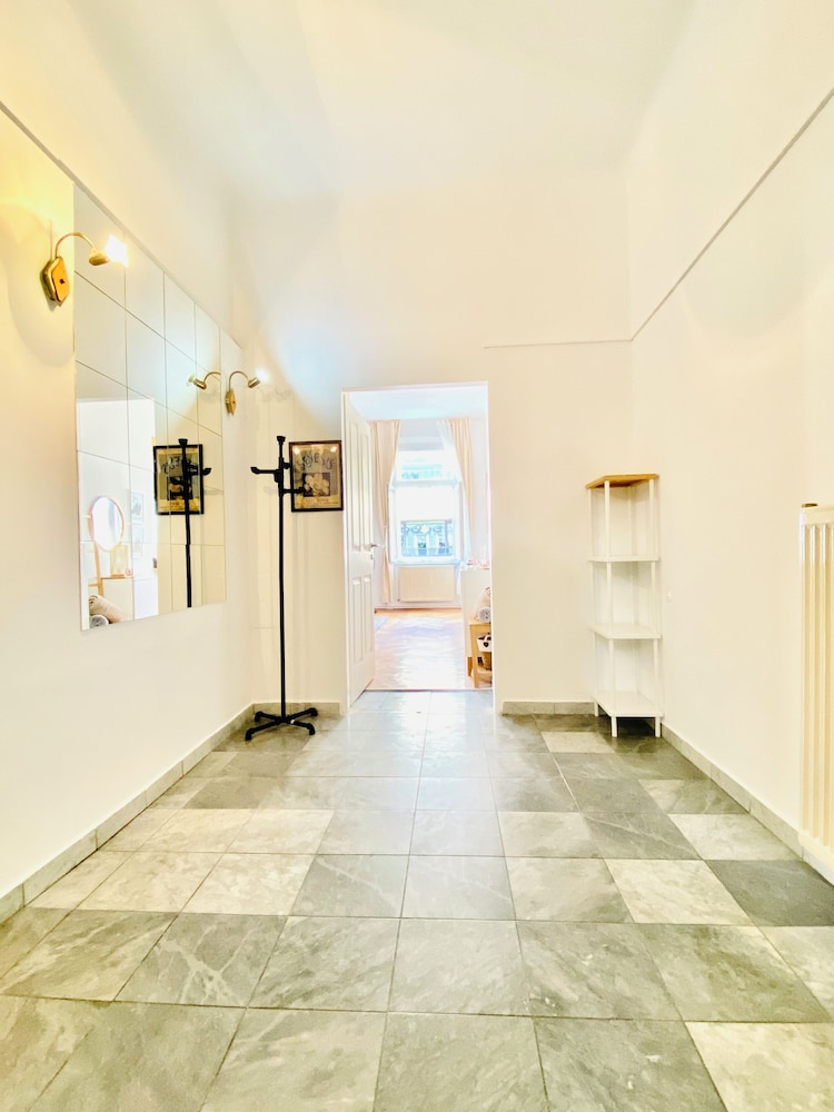 Cozy 2BR Apartment Near Westbahnhof