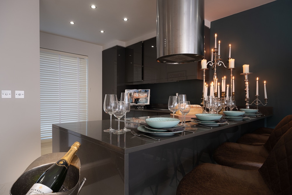 Luxury 2-bed House in Cheltenham view 2