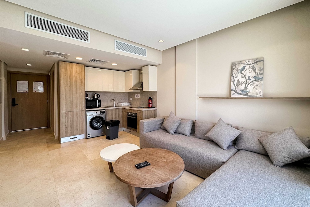 Xuru Stays I Exotic 1bdr w/ Outdoor Terrace Pool & Beach Access