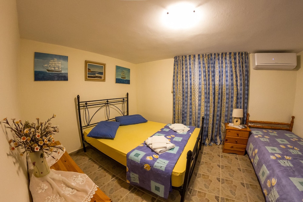 Spacious home with garden in Marathonas view 4