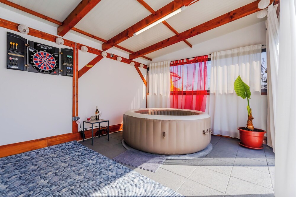 Timber Cottage With Pool