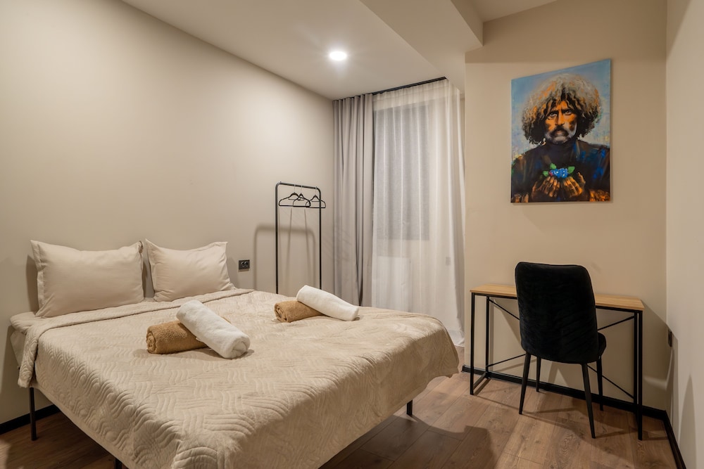 Niabi 4BDR Apartments with billiards