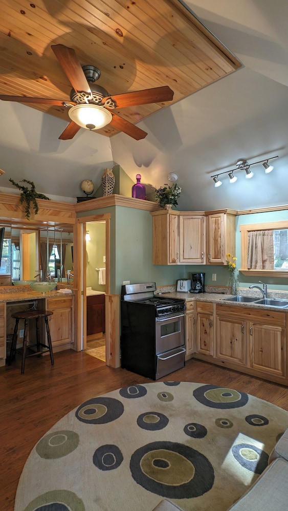 Hinckleys Dreamwood Cottages