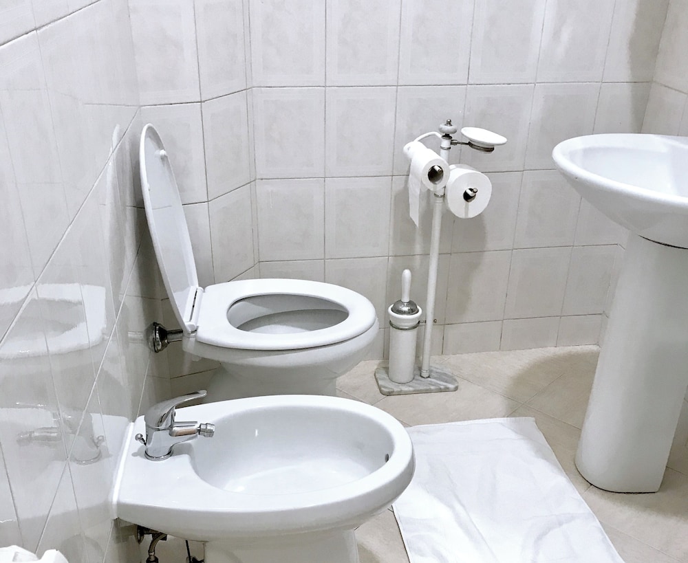 4 Bed-sleeps 8-central Rome-5 Min to Colosseum