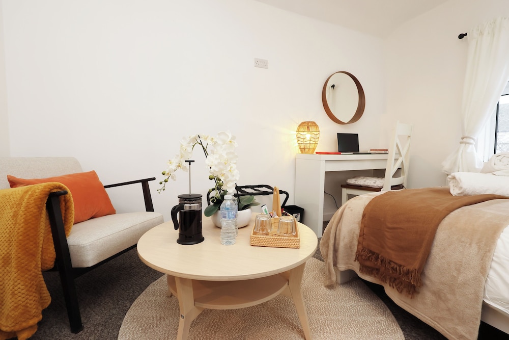 Cardiff Guesthouse & On-Street Parking