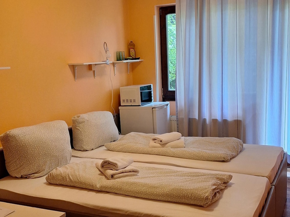 2-Rent Group Hostel Rooms AUB162