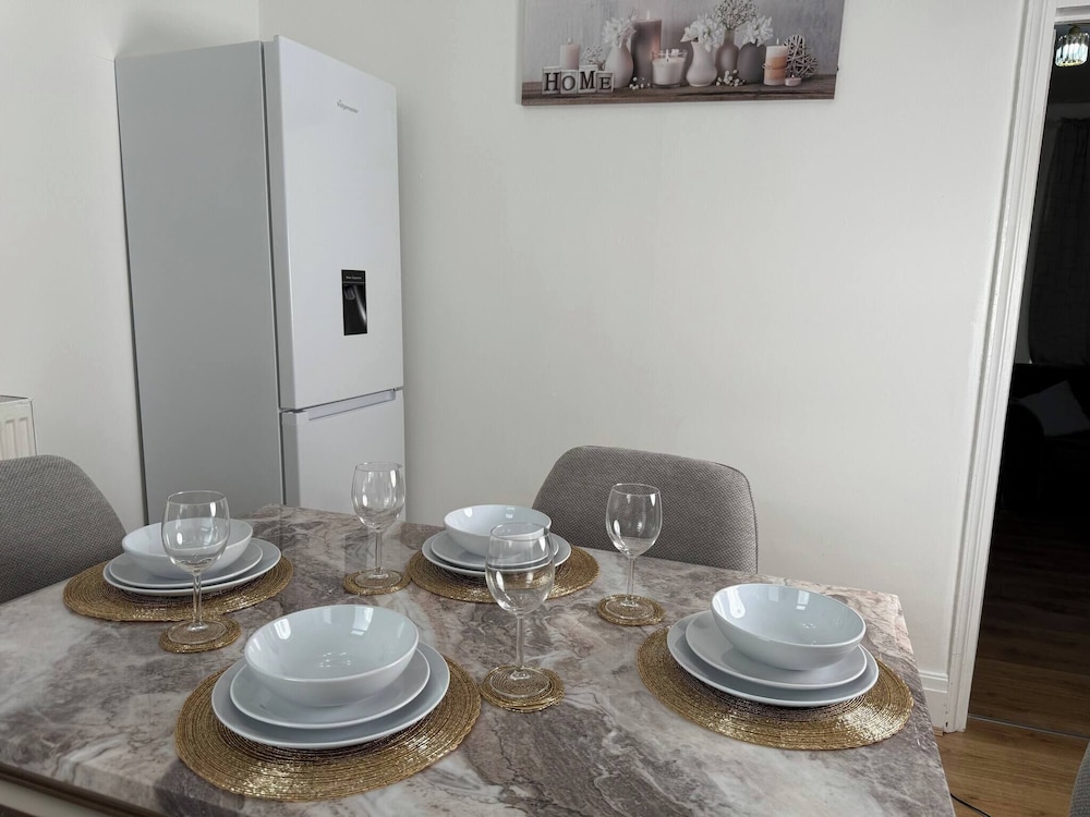 Urban Calm Spacious 3-bed Home With Free Parking