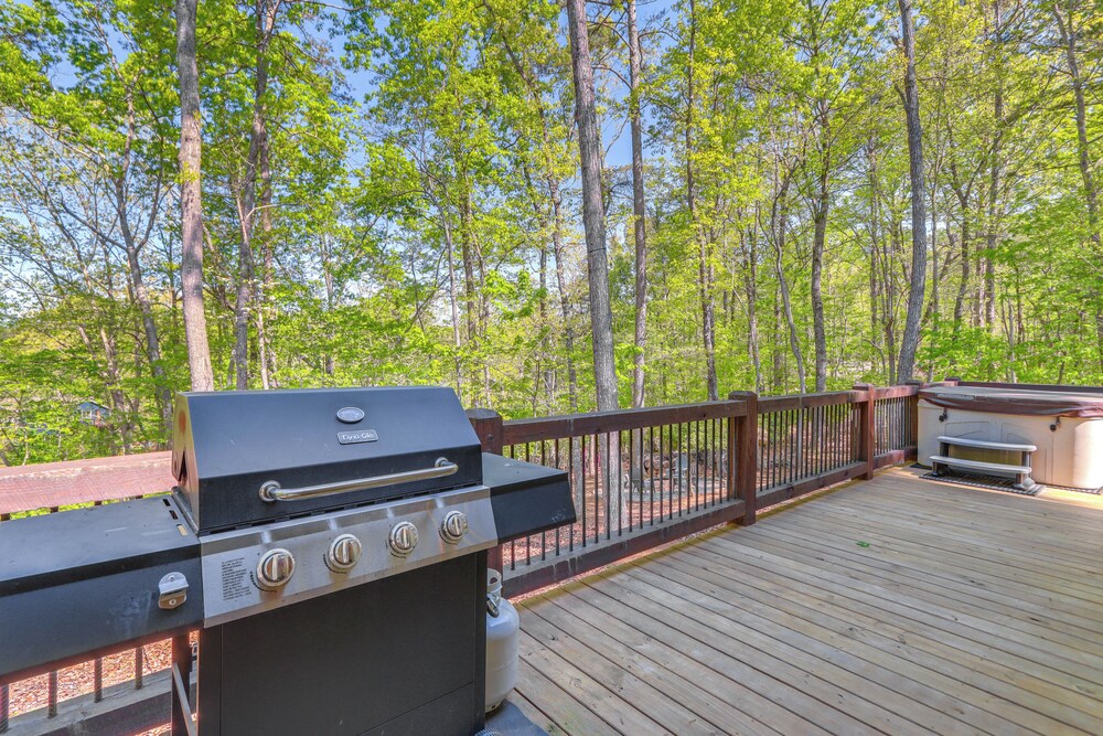 Ellijay Mountain Cabin w/ Hot Tub & Spacious Deck