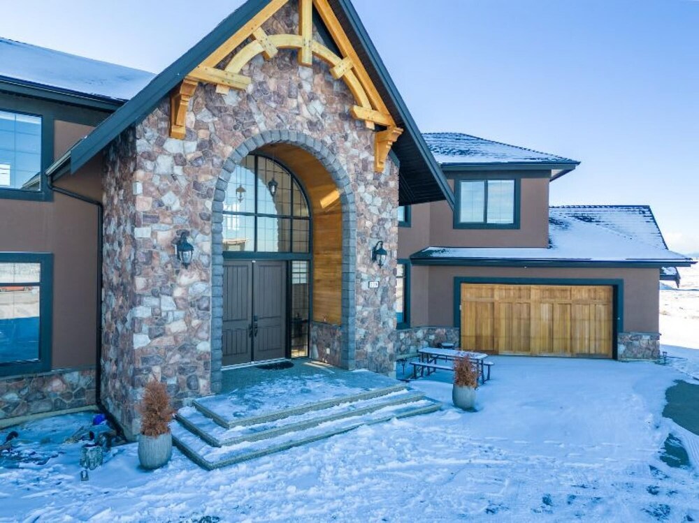 Windhorse Manor No Service Fees Patio BBQ