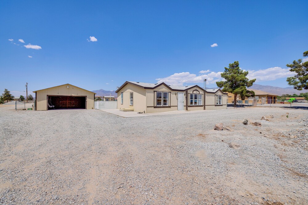 6 Mi to Downtown Pahrump: Scenic Desert Retreat