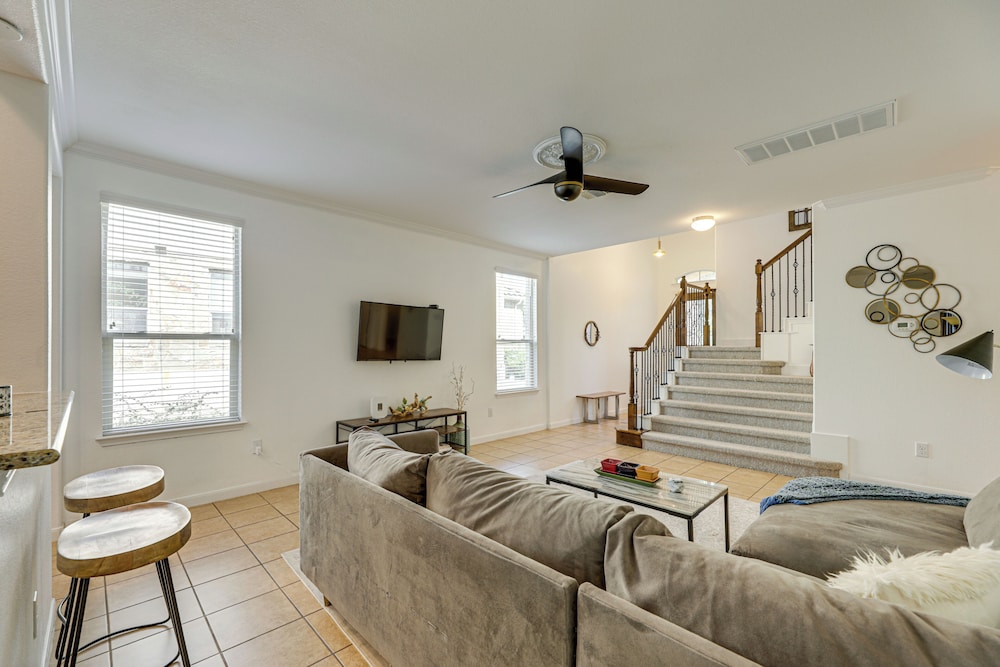 5 Mi to Lake Travis: Pet-friendly Home w/ Yard!