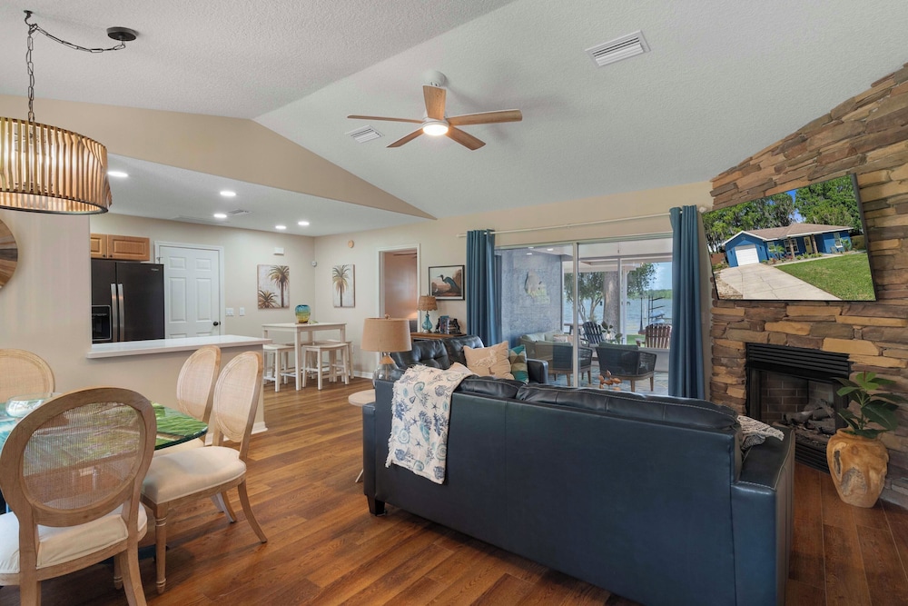 Welcoming Little Blue Lakehouse in Crystal River