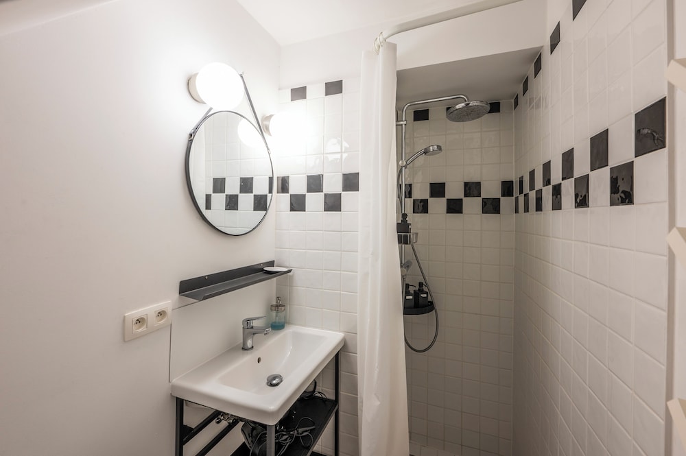 Stylish 3 Bd 3 Bath Duplex In Brussels