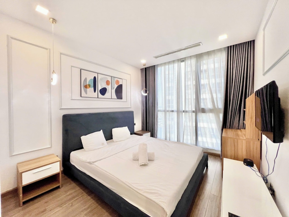 Apartment Landmark 81 by Urban Home