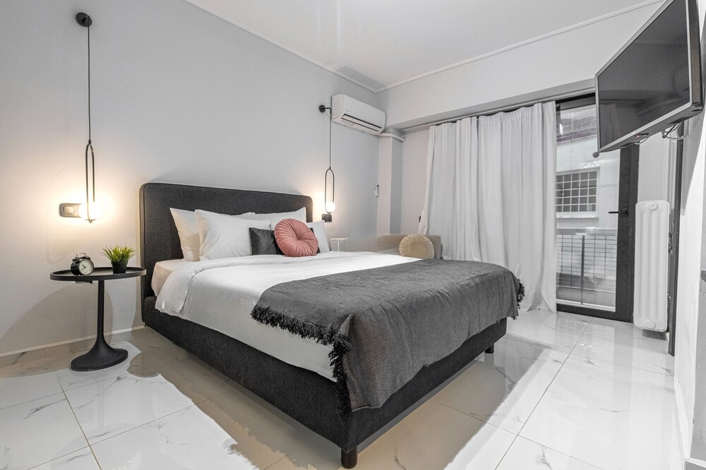 Phaedrus Living: Lykavitos Heights Studio