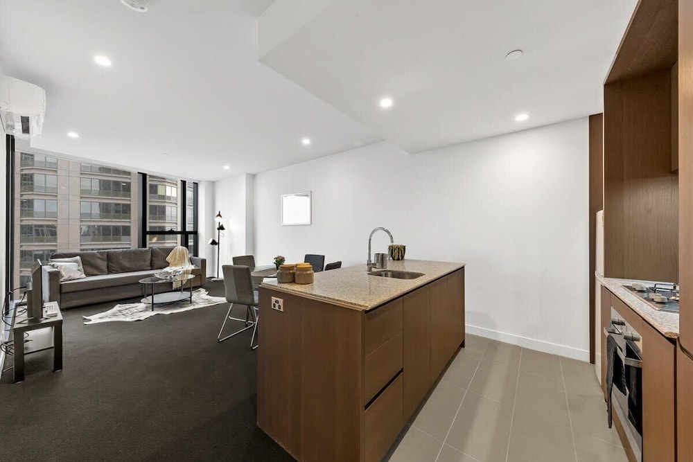A Cozy Apt, Only a 5-min Walk to Victoria Market