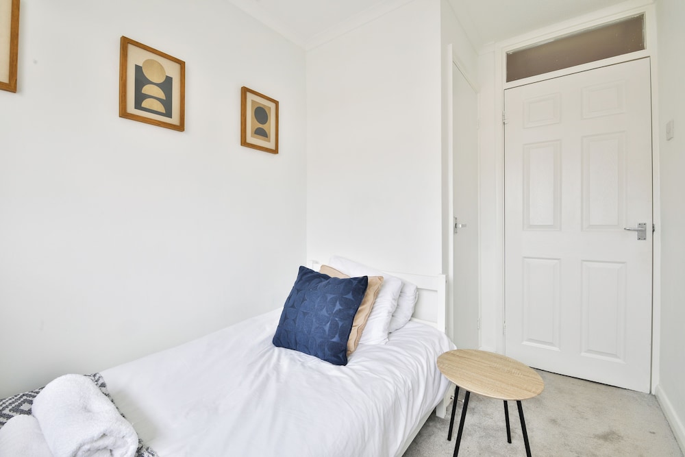 3 Bed House with Private Parking