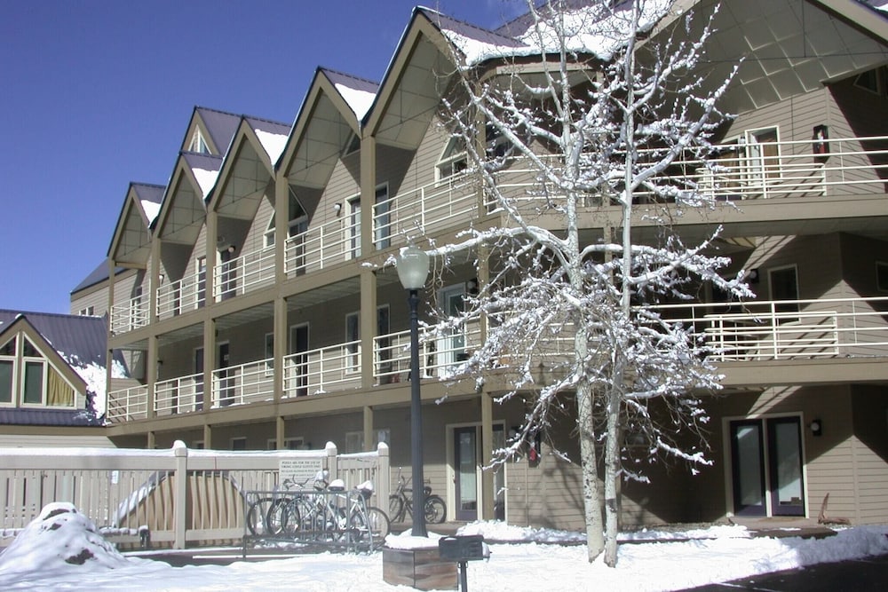 Hotel Viking Lodge 319 by Avantstay Great Ski Access w/ Communal Pool & Hot Tub - Image 1