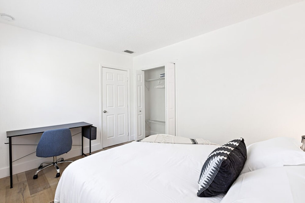 Lovely 2 BR Condo With Free Parking on Premises